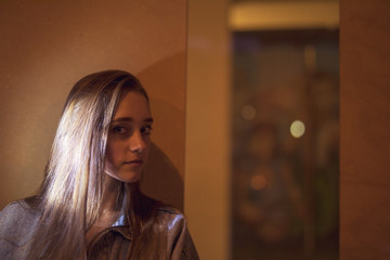 Mädchen Frau Jung nostalgisch Retropop unterwegs in Berlin