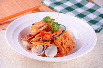 pasta with shrimps and tomato sauce