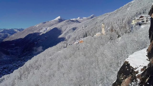 Aerial 4K - Primolo - Valmalenco (IT) - Vista invernale con neve fresca 