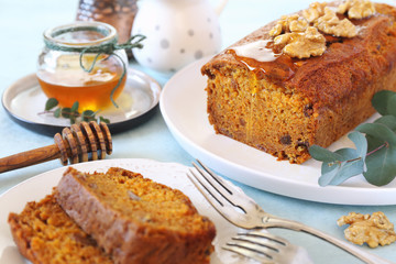 Carrot cake with honey and walnuts