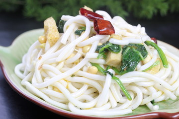 spaghetti with tomato sauce and basil