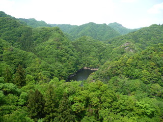山間からわずかに見える湖(茨城県)