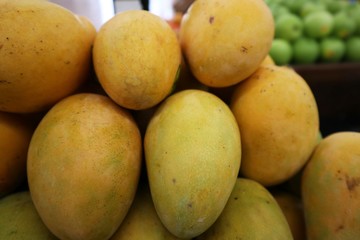 fresh mangoes at the market
