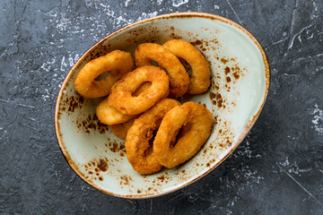 Naklejka premium Onion rings in batter