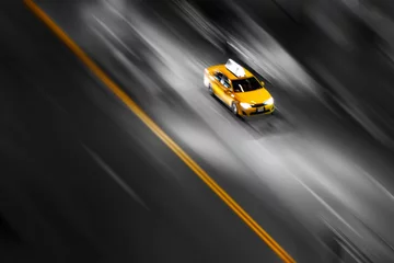 Papier Peint photo TAXI de new york Taxi jaune de la ville de New York en mouvement accélérant dans la rue sur un arrière-plan flou