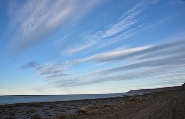 nubes con viento sobre el mar al atardecer