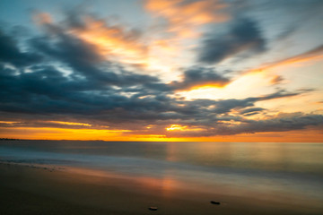 Sonnenaufgang am Meer mit schöner Wolkenstimmung 