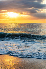 Traumhafter Sonnenaufgang am Meer Spanien Urlaub 