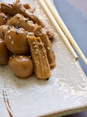 아시아 음식 돼지고기 메추리 알 간장 조림