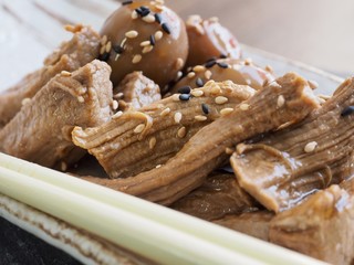 아시아 음식 돼지고기 메추리 알 간장 조림