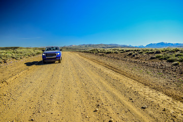 Camino rural de tierra en paisaje desolado