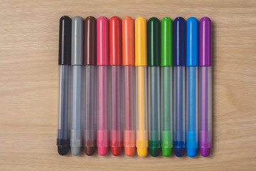 Obraz premium Many colorful pens on brown wood table
