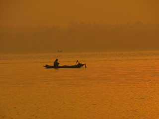Fototapeta na wymiar Watch the sunrise at the reservoir.