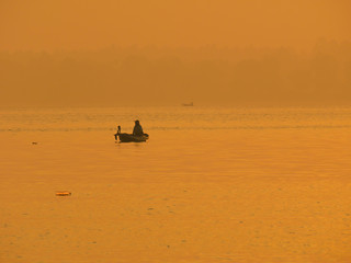 Obraz na płótnie Canvas Watch the sunrise at the reservoir.