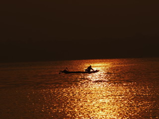 Fototapeta premium Watch the sunrise at the reservoir.