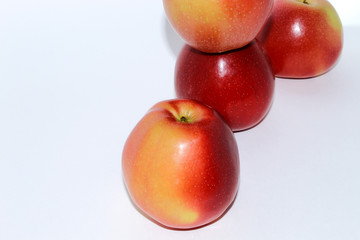 35 / 10000 АНГЛИЙСКИЙ Перевести вGoogleBing Four red apples on white background