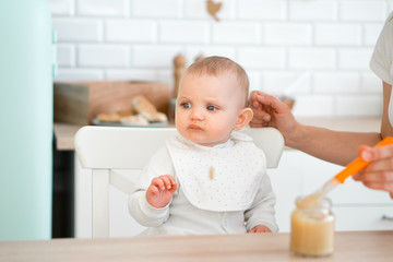 child eating mashed potatoes