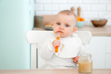 baby himself eats porridge
