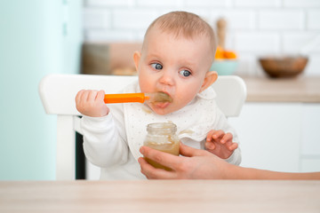baby himself eats porridge