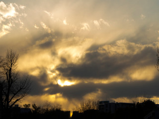 夕焼け雲に隠れた太陽