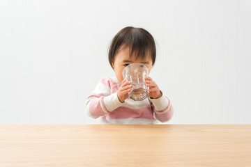 水を飲む女の子