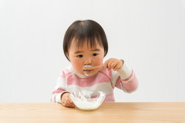 ヨーグルトを食べる女の子
