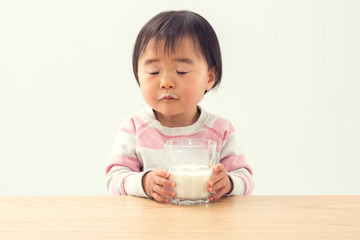 パンを食べる子ども