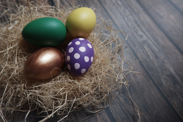 Obraz premium Close up Easter eggs on wooden table.
