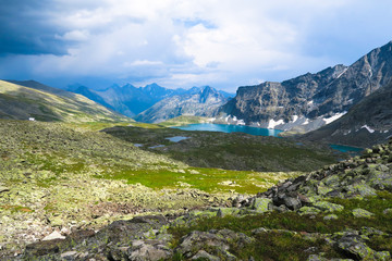 Fototapeta na wymiar Hidden blue Alla-Askyr lake scenic view. Altai mountains.