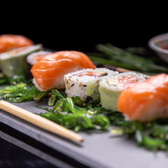 Plato de sushi sobre plato de pizarra