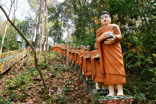 Row of orange Buddha statue, Sambok Pagoda