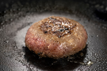 ハンバーグを焼く