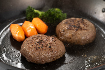 ハンバーグを焼く