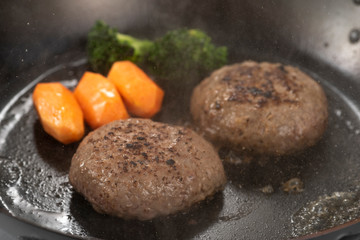 ハンバーグを焼く