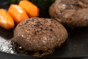 ハンバーグを焼く