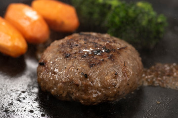 ハンバーグを焼く
