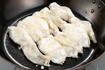 餃子を焼く