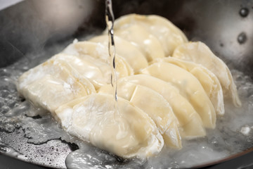 餃子を焼く
