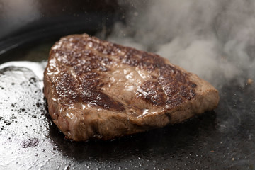 ステーキを焼く