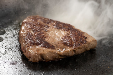 ステーキを焼く