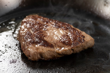ステーキを焼く