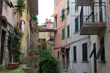 Fototapeta na wymiar narrow street in venice italy