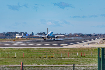 Fototapeta na wymiar Aviones. Aterrizaje y despegue