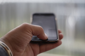 スマホをいじる手、POV正面のクローズアップ。日常の一コマ