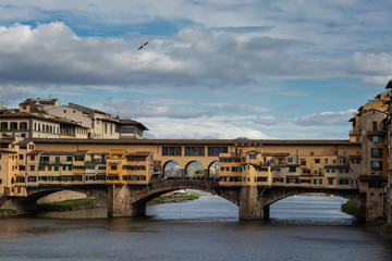 Obraz premium Ponte Vecchio famous landmark bridge over the river in Firenze, Tuscany