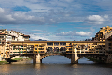 Obraz premium Ponte Vecchio famous landmark bridge over the river in Firenze, Tuscany