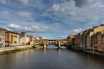 Fototapeta premium Ponte Vecchio famous landmark bridge over the river in Firenze, Tuscany
