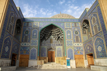 fasada niebieskiego zabytkowego meczetu w iranie na tle niebieskiego nieba - obrazy, fototapety, plakaty