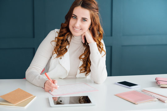 Job satisfaction. Freelance flexibility. Content SMM expert busy scheduling objectives. Supplies, tablet, smartphone