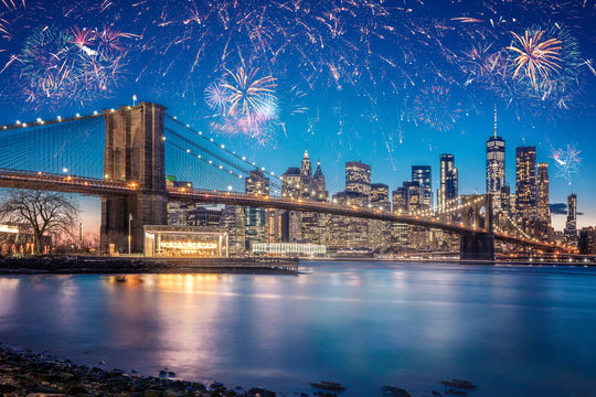 Fototapeta Stunning Fireworks Over New York City And The Brooklyn Bridge 